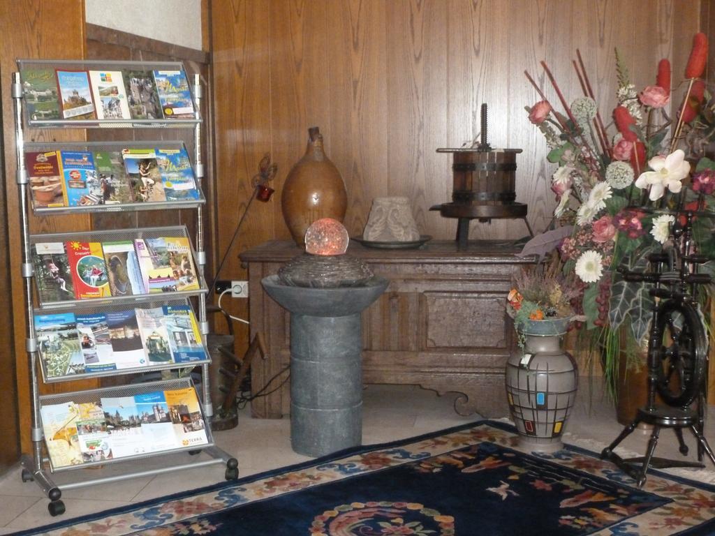 Wein- Und Gaestehaus St. Aldegundishof Sankt Aldegund Bagian luar foto